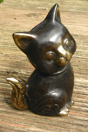 Bronze-Kaetzchen kleine Katze aus Bronze