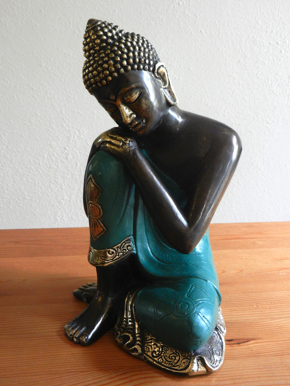 DSCN5693 relaxing Buddha in green robe