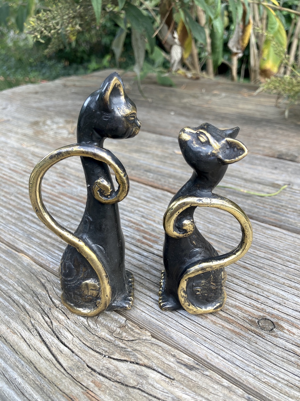 Katzenpaar aus Bronze