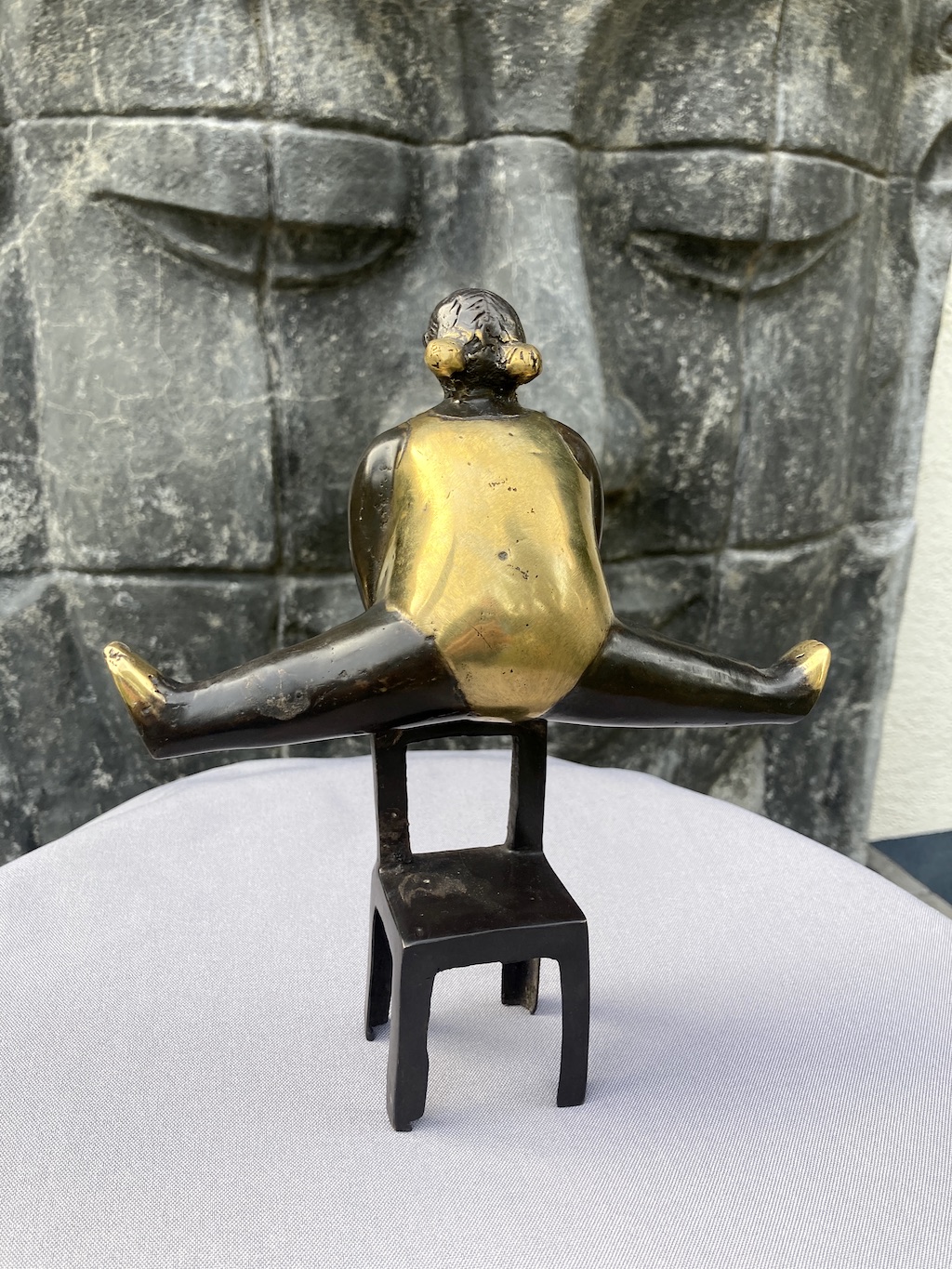 Yoga Madame macht Spagat auf Stuhl