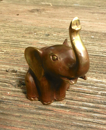 kleiner Elefant aus Bronze